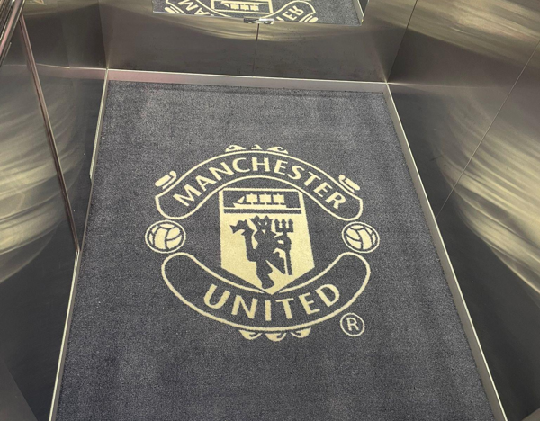 Manchester United Fitted Lift Logo Mat.png